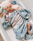 Personalisierte Babydecke Iris aus Baumwolle mit Kaschmir in Hellblau und Cremeweiss. Das ideale Geburtsgeschenk und Taufgeschenk für Babys. Individuell personalisierbar mit dem Wunschnamen des Kindes.