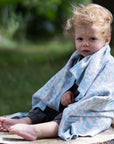 Personalisierte Babydecke Iris aus Baumwolle mit Kaschmir in Hellblau und Cremeweiss. Das besondere Geschenk zur Geburt oder Taufe individuell personalisierbar mit dem Wunschnamen des Kindes