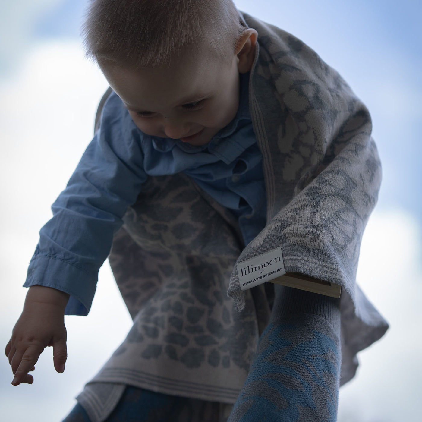 Personalisierte Babydecke Iris aus Baumwolle mit Kaschmir in Grau und Cremeweiss. Ein ganz besonderes Geschenk zur Geburt und Taufe für Babys und Kleinkinder. Individuell personalisierbar mit dem Wunschnamen des Kindes.