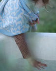 Personalisierte Babydecke Ocean aus Baumwolle mit Kaschmir in Hellblau und Cremeweiss. Das ganz besondere Geschenk für Kinder und das ideale Geburtsgeschenk und Taufgeschenk. Individuell personalisierbar mit dem Wunschnamen des Kindes. By LILIMOON