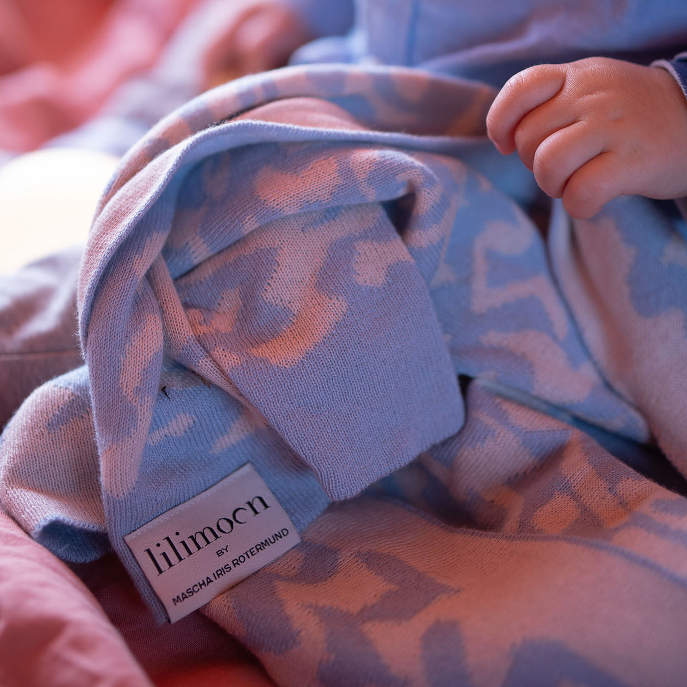 Personalisierte Babydecke Ocean aus Baumwolle mit Kaschmir in Hellblau und Cremeweiss. By LILIMOON